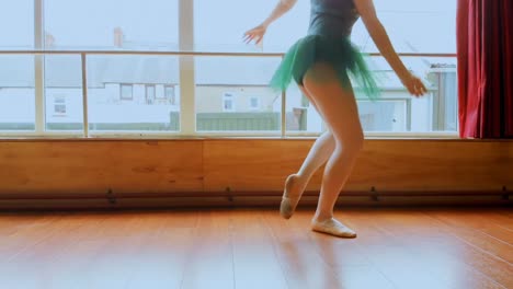 bailarina practicando baile de ballet en el estudio de baile 4k