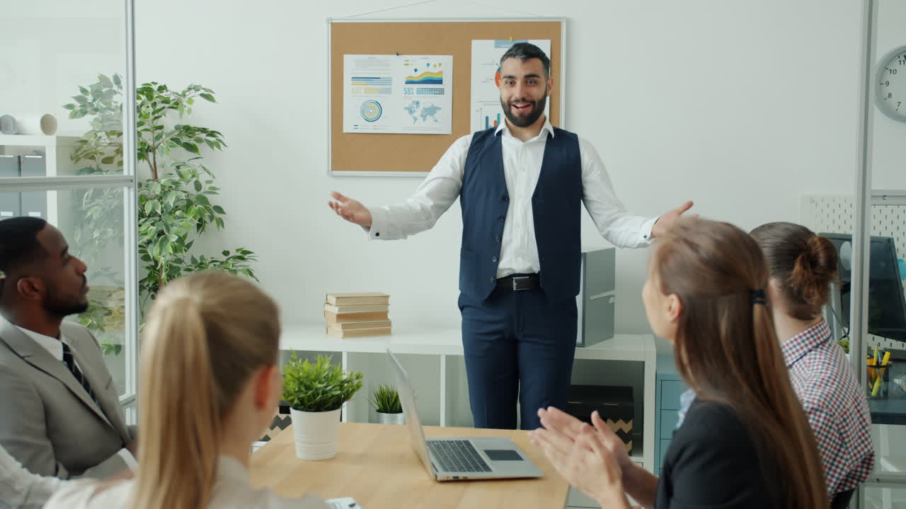equipo celebrando el éxito en la oficina