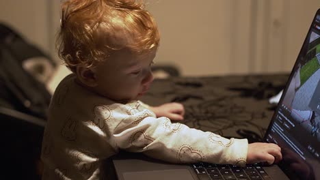 Kleines-Mädchen,-Das-Den-Laptop-Berührt