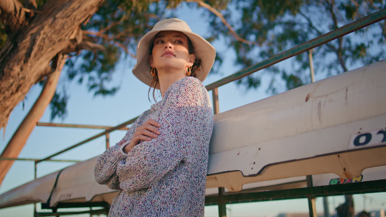 빛의 클로즈업 밖에서 편안한 관광 휴식. 모자를 입은 무관심한 여행 소녀