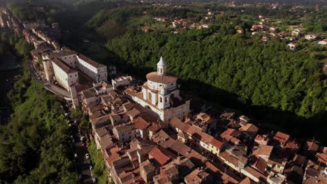 órbita aérea hermosa iglesia de san pedro apóstol, zagarolo, roma