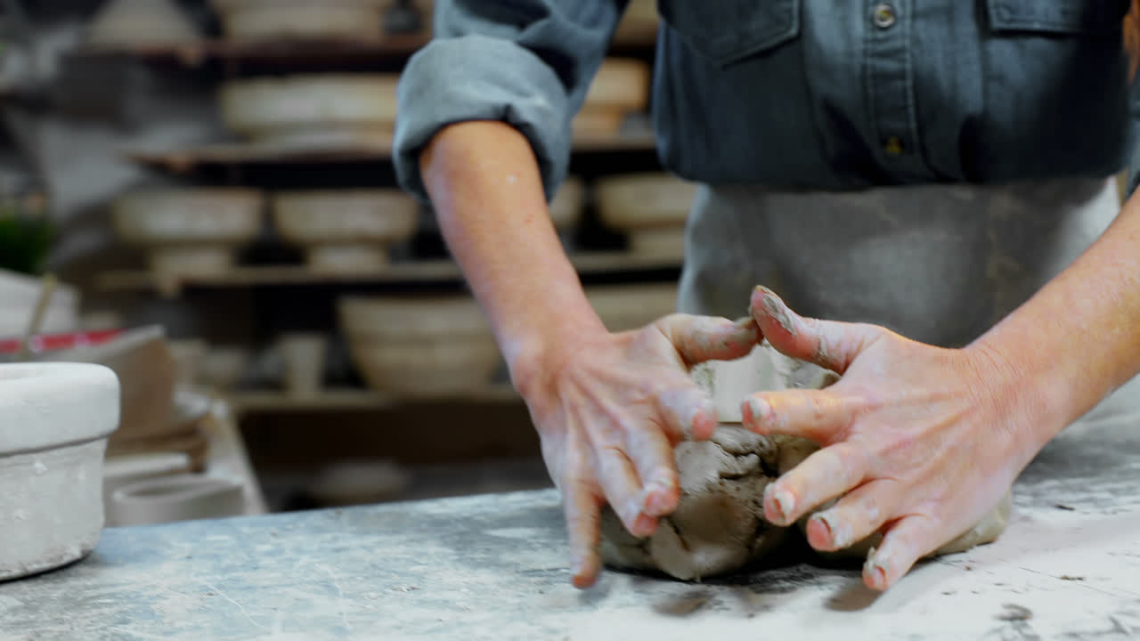 sección media de la mujer alfarero moldeando una arcilla 4k