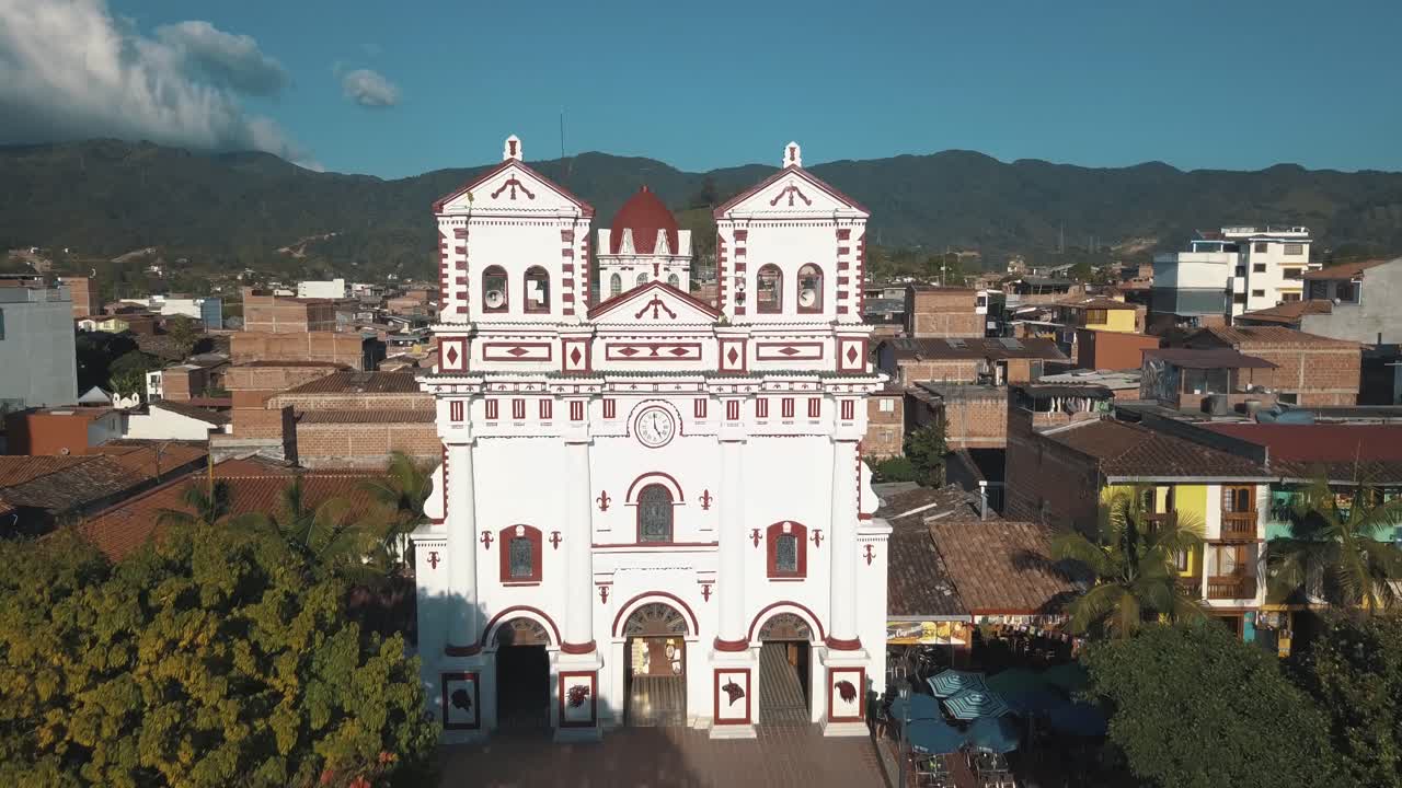 vista aérea de drones de la catedral en la plaza principal de guatapé, medellín, colombia