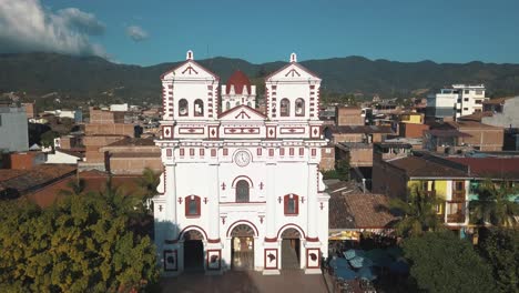 Drone-aerial-view-of-cathedral-in-main-square-of-Guatapé,-Medellin,-Colombia