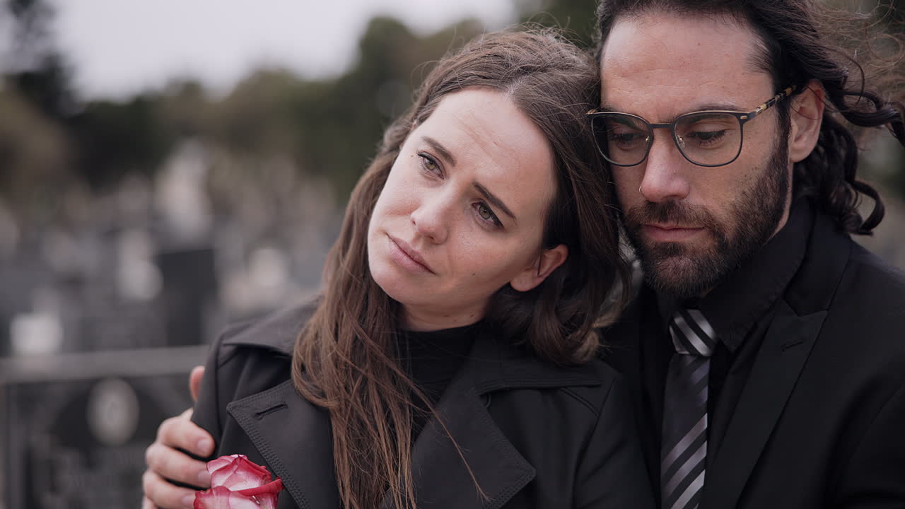 apoyo, muerte o pareja en el cementerio para el funeral