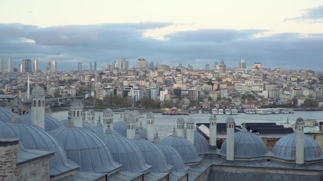 hermosa vista de la ciudad de estambul desde la mezquita del casco antiguo en el cuerno de oro