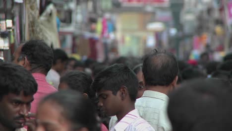 La-Gente-Camina-En-Una-Calle-Concurrida-En-La-India