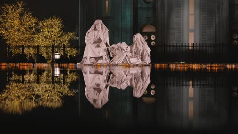 La-Escena-De-La-Natividad-En-La-Piscina-De-Reflexión-En-La-Plaza-Del-Templo-De-Salt-Lake-City,-Utah