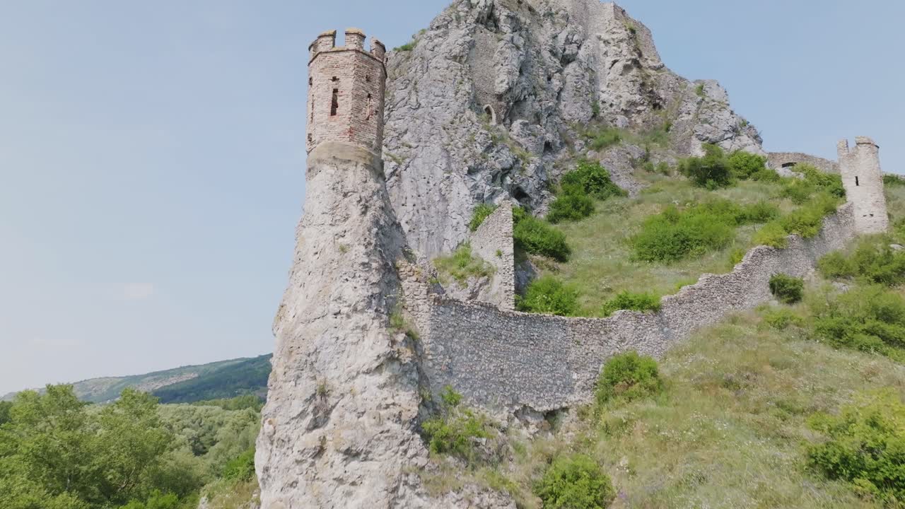 дронный взгляд на историческую девственную башню замка девин