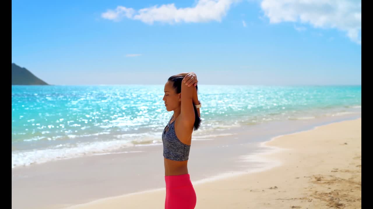 해변에서 운동하는 여자 4k