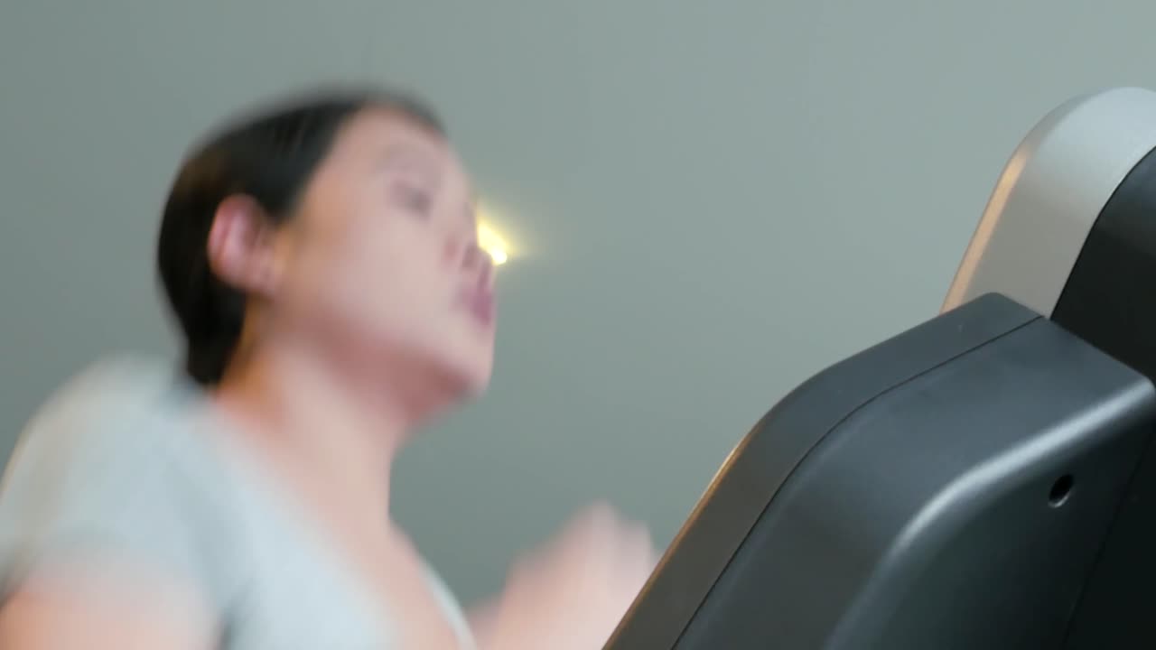 아시아 여자 피트 니스 아시아 여자 다양 한 피트 니스 장비 피트 니스 장비에 운동