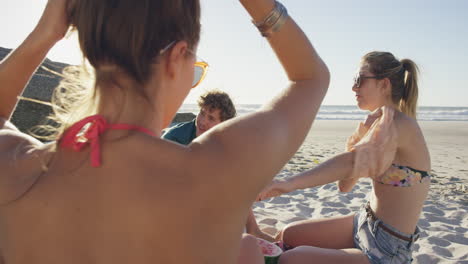 Multiethnische-Gruppe-Von-Freunden,-Die-Am-Strand-Rumhängen