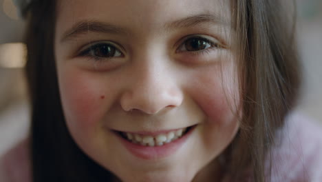 retrato de una niña hermosa sonriendo feliz niño lindo en casa buscando alegre