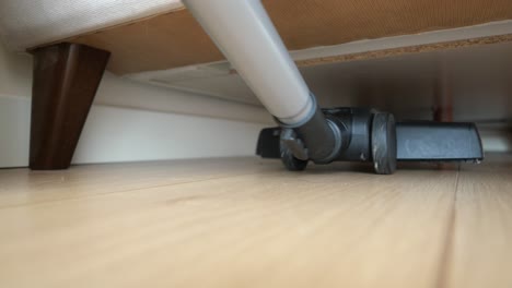aspirar debajo de una cama