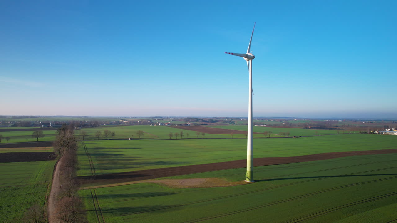 폴란드 시골 도로 의 아름다운 날 에 농장 들 에서 회전 하는 풍력 터빈