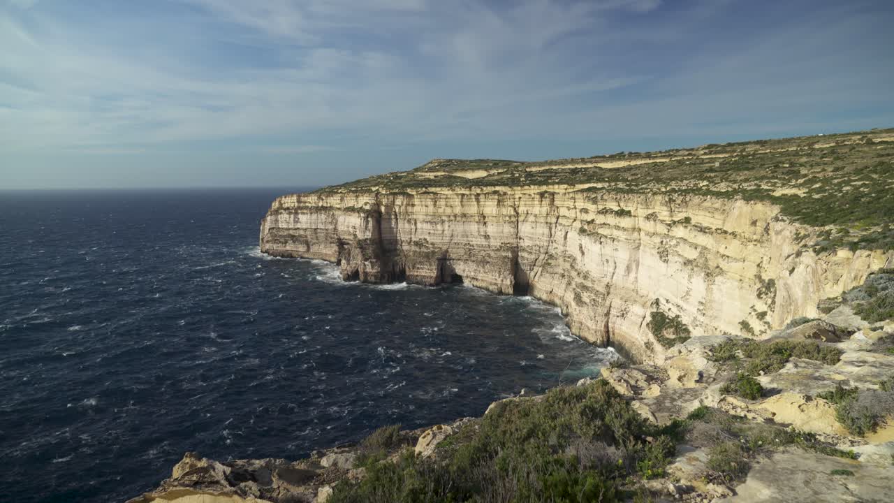 las aguas azul oscuro del mar mediterráneo bañan las costas de la isla de gozo en malta