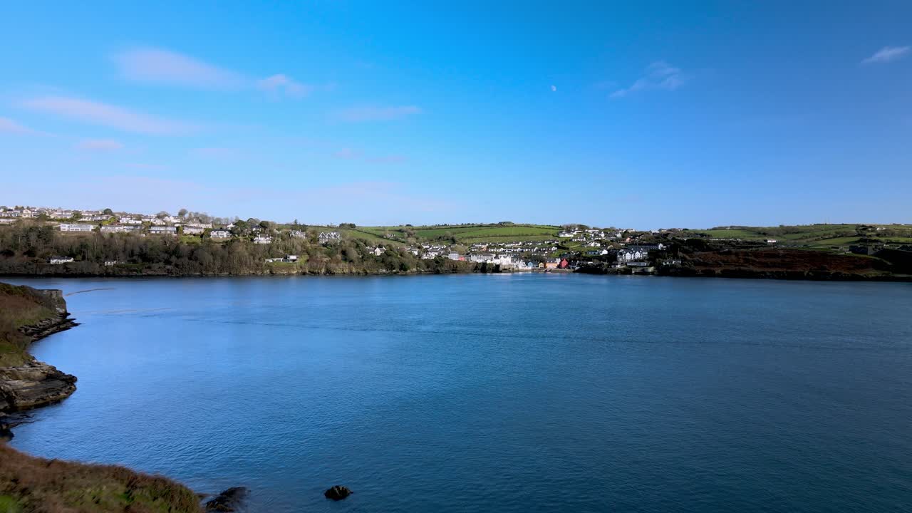 물 위를 낮게 비행한 다음 아일랜드 킨세일에 있는 서머코브와 찰스 요새를 향해 들어 올립니다.