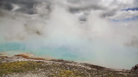 piscina turquesa en la cuenca superior del géiser del parque nacional de yellowstone