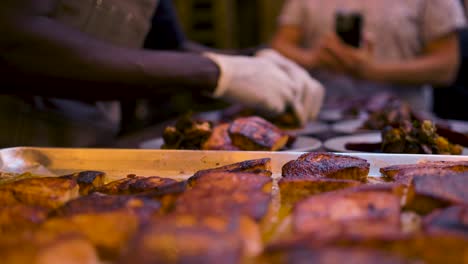 El-Hombre-Negro-Afroamericano-Está-Preparando-Pescado-Y-Salchichas-A-La-Parrilla-Al-Estilo-Sureño-Para-Una-Deliciosa-Comida-En-Su-Restaurante-Criollo