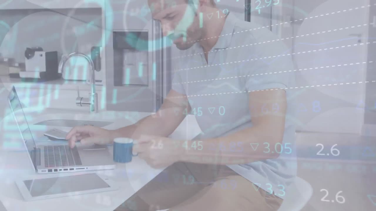 animación del procesamiento de datos sobre un hombre de negocios caucásico que usa una computadora portátil