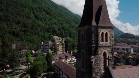 antigua iglesia católica de piedra de interlaken en los alpes suizos