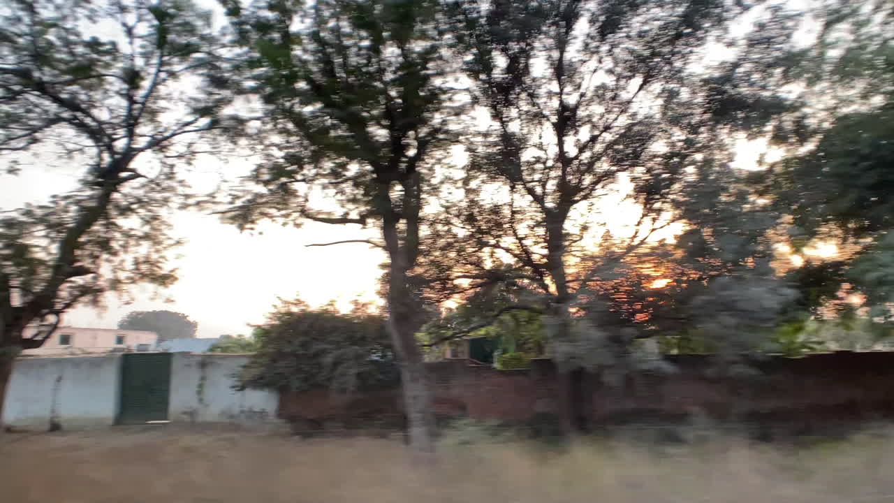 puesta de sol a través de una ventana de coche