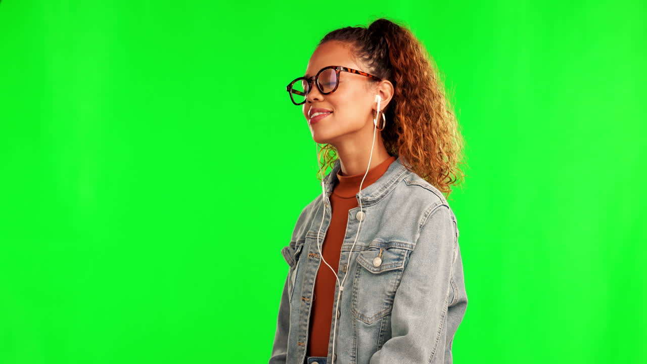 Tela verde, mulher feliz com música para relaxar