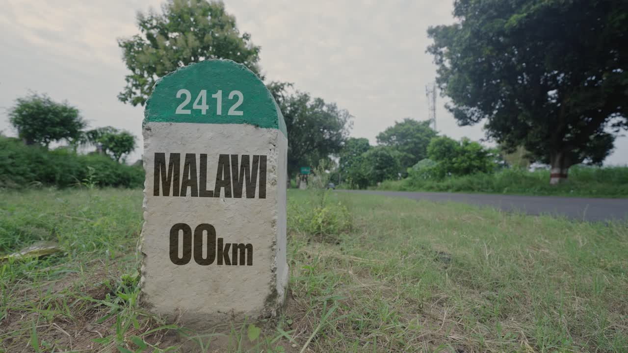 Pietra miliare autostradale che indica la distanza di MALAWI