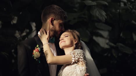 recién casados. novio caucásico con la novia en el parque. pareja de bodas. familia feliz