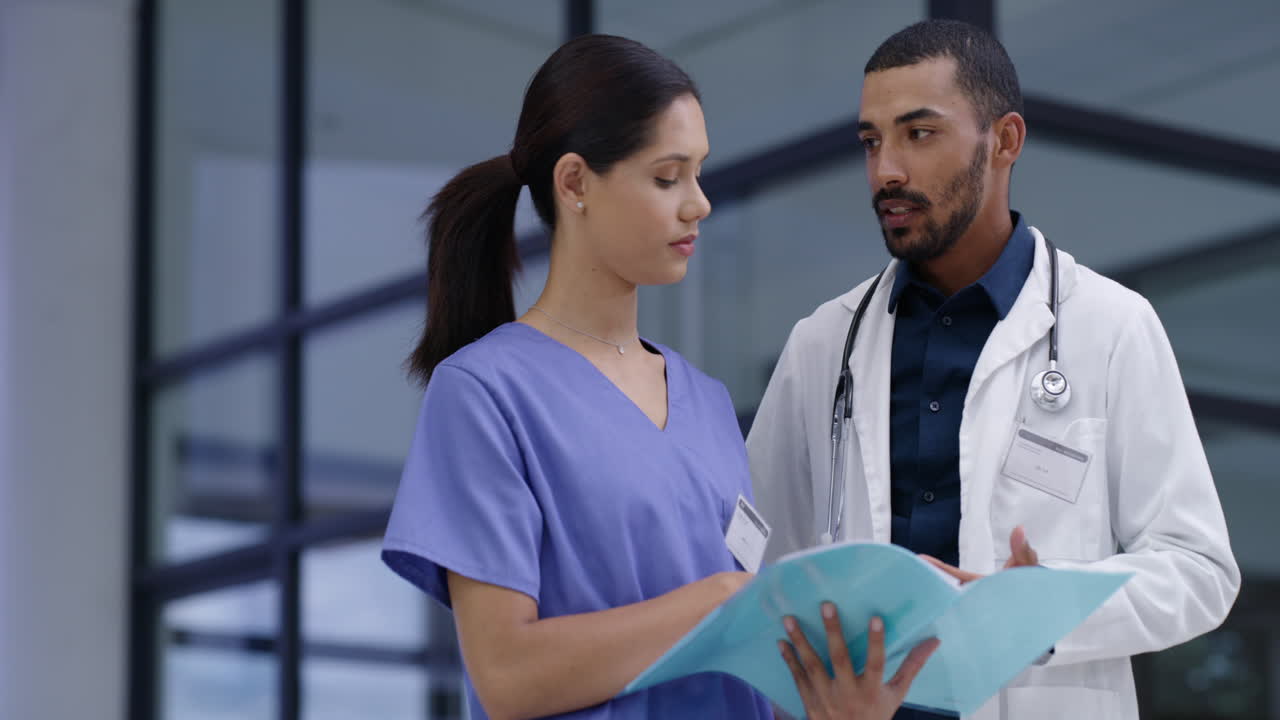 dos jóvenes médicos discutiendo el contenido