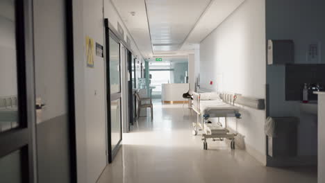 Gesundheitswesen,-Krankenhaus-Und-Leere-Lobby-Mit-Bett