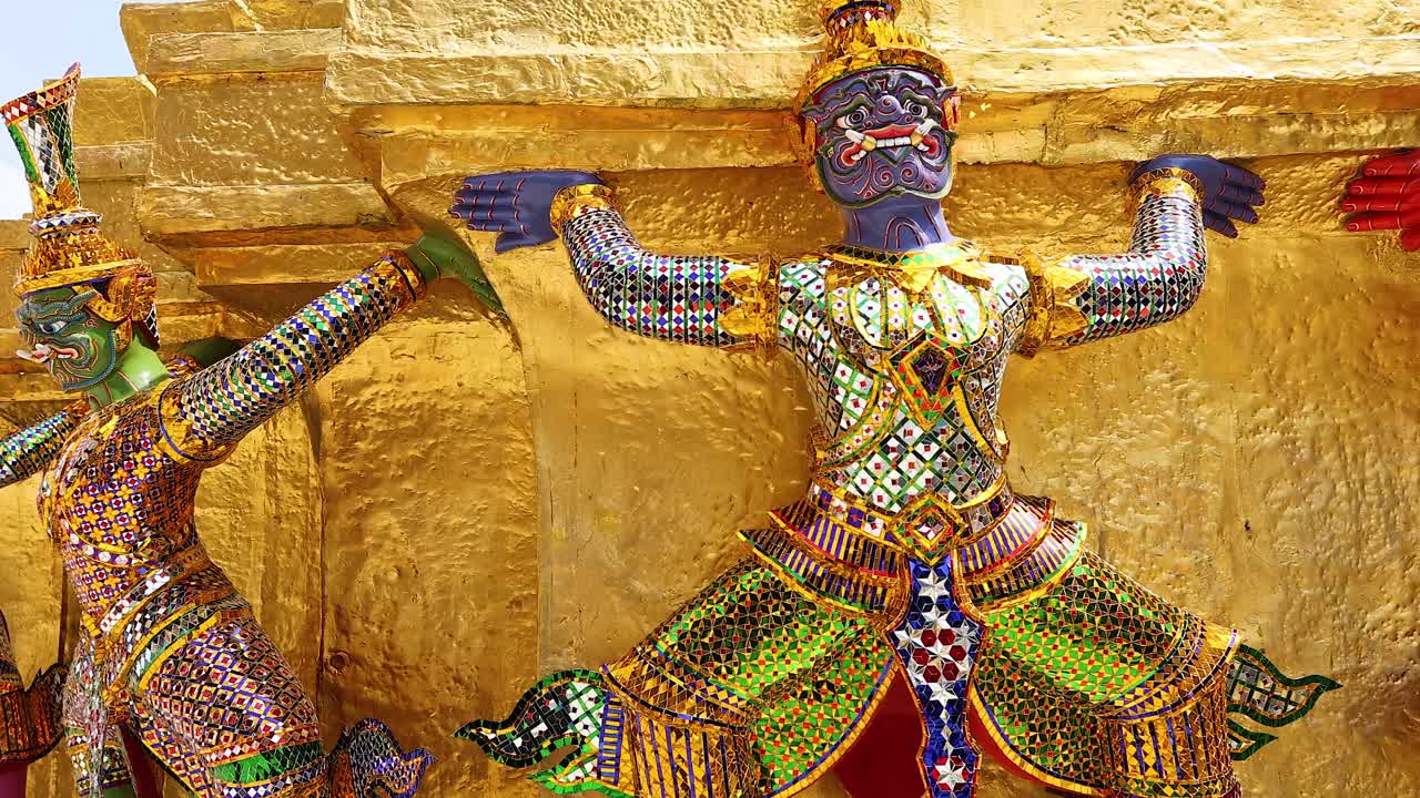 방의 상징적인 사원 에 있는 다채로운 동상 들