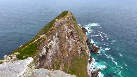 Kap-Der-Guten-Hoffnung,-Südlichster-Punkt,-Große-Klippe,-Küste,-Malerische-Aussicht,-Südafrika,-Kapstadt,-Tagsüber,-Schönheit,-Tiefblaues-Wasser,-üppiges-Grünes-Gras,-Sommerzeit,-Schwenk-Nach-Oben,-Epische-Landschaft,-Falsche-Bucht,-Zeitlupe