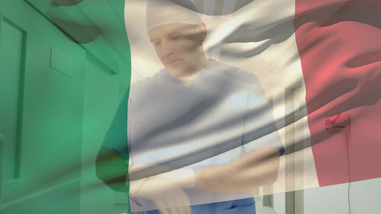 Animazione della bandiera italiana su chirurgo caucasico che sistema i guanti e cammina verso la sala operatoria.