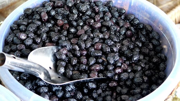 Olivette nere in una ciotola