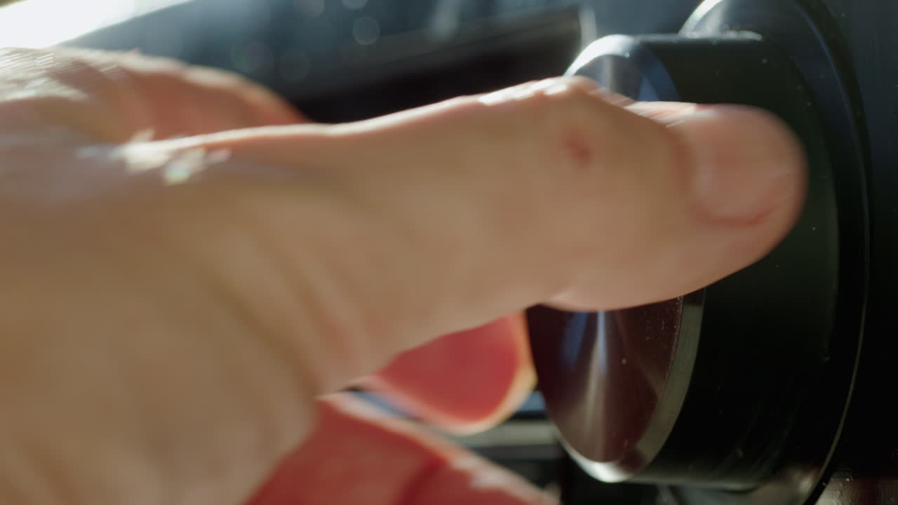 수신기에서 볼 레벨을 조정합니다. 손가락의 클로즈업으로 손잡이를 회전시니다.