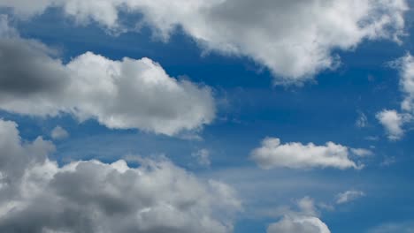 Lapso-De-Tiempo-De-Nubes-En-Movimiento-Con-Cielos-Azules