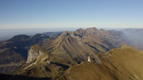 sobrevolando el acantilado de la montaña y revelando el paisaje debajo del área de rochers de naye, prealpes - suiza