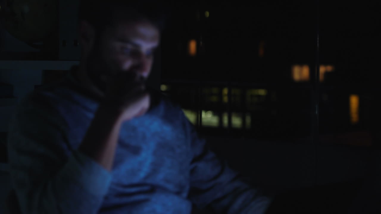 Uomo d'affari in abiti casual che lavora di notte