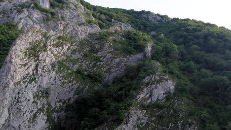 Vista-Abstracta-De-Montañas-Rocosas-Con-Un-Dron-Durante-La-Puesta-De-Sol