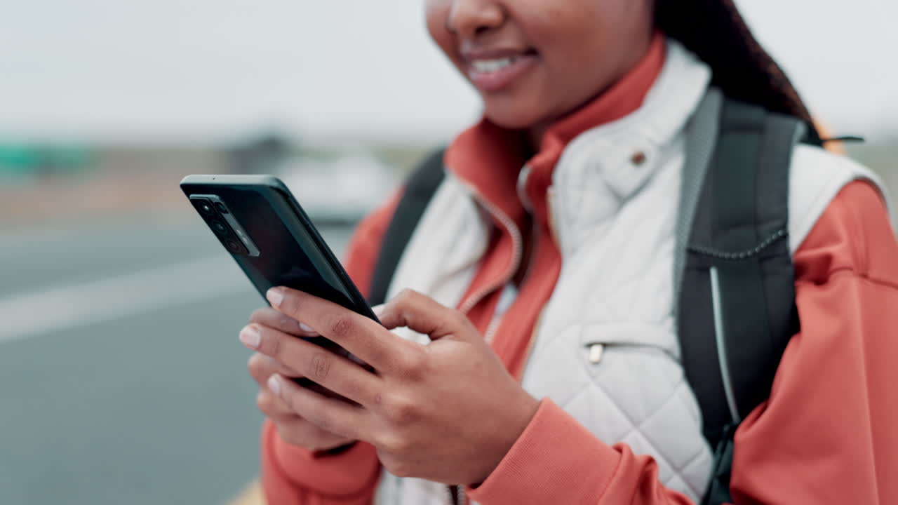 mujer usando teléfono inteligente al aire libre