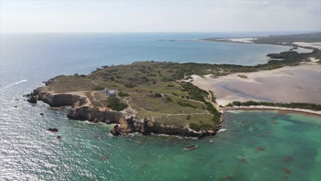 Edificio-En-La-Costa-Cerca-Del-Mar