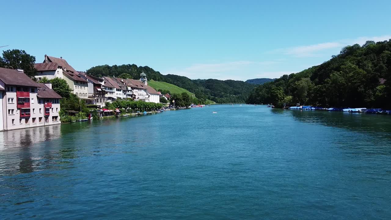Das Dorf Eglisau in der Schweiz aus der Luft.