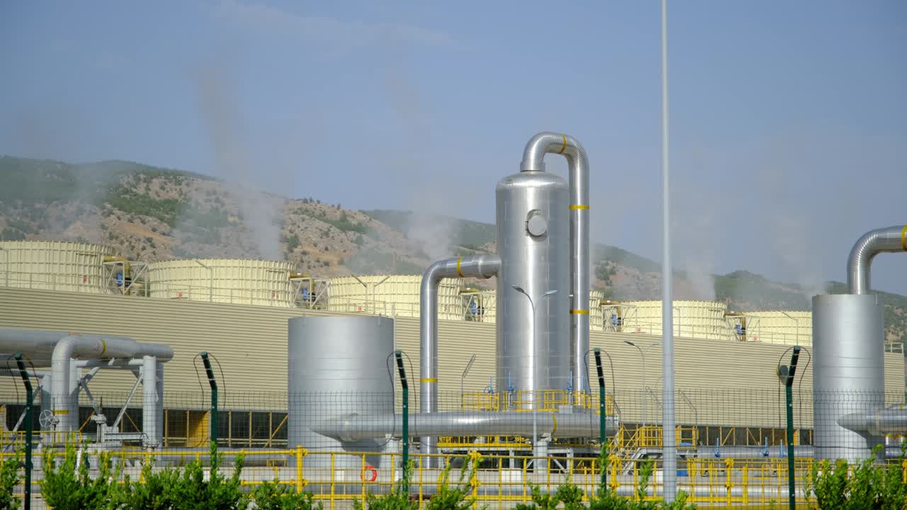 estación geotérmica con vapor y tuberías en el bosque tropical. vapor ondulante de la chimenea llenando el cielo, bucharest, turquía