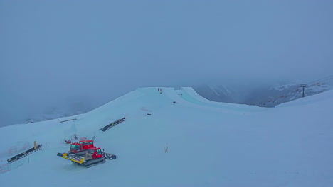 Hochwinkelaufnahme-Von-Arbeitern,-Die-An-Einem-Bewölkten-Tag-Im-Zeitraffer-Eine-Suzuki-Rampe-Mit-Neun-Rittern-Im-Skigebiet-Watles-Bauen