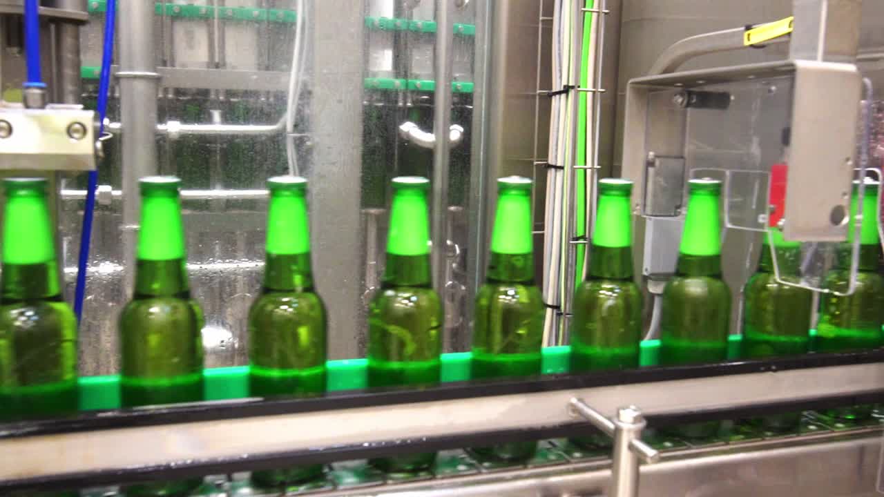 Cadeia de produção de garrafas de cerveja em uma fábrica