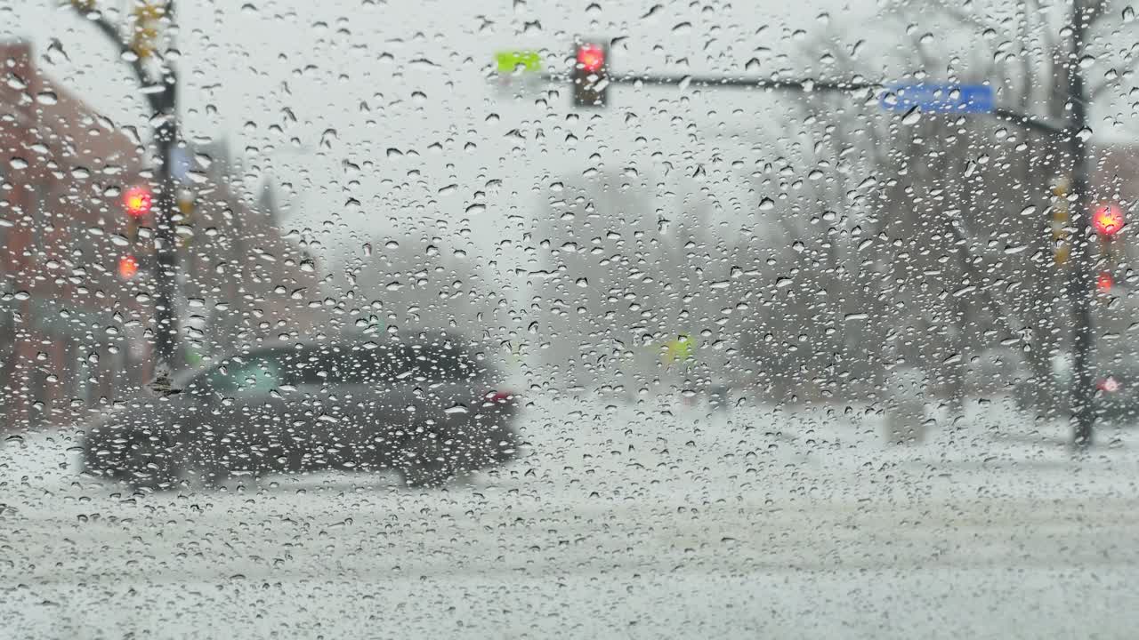 눈 오는 날 거리의 초점이 맞지 않는 전망