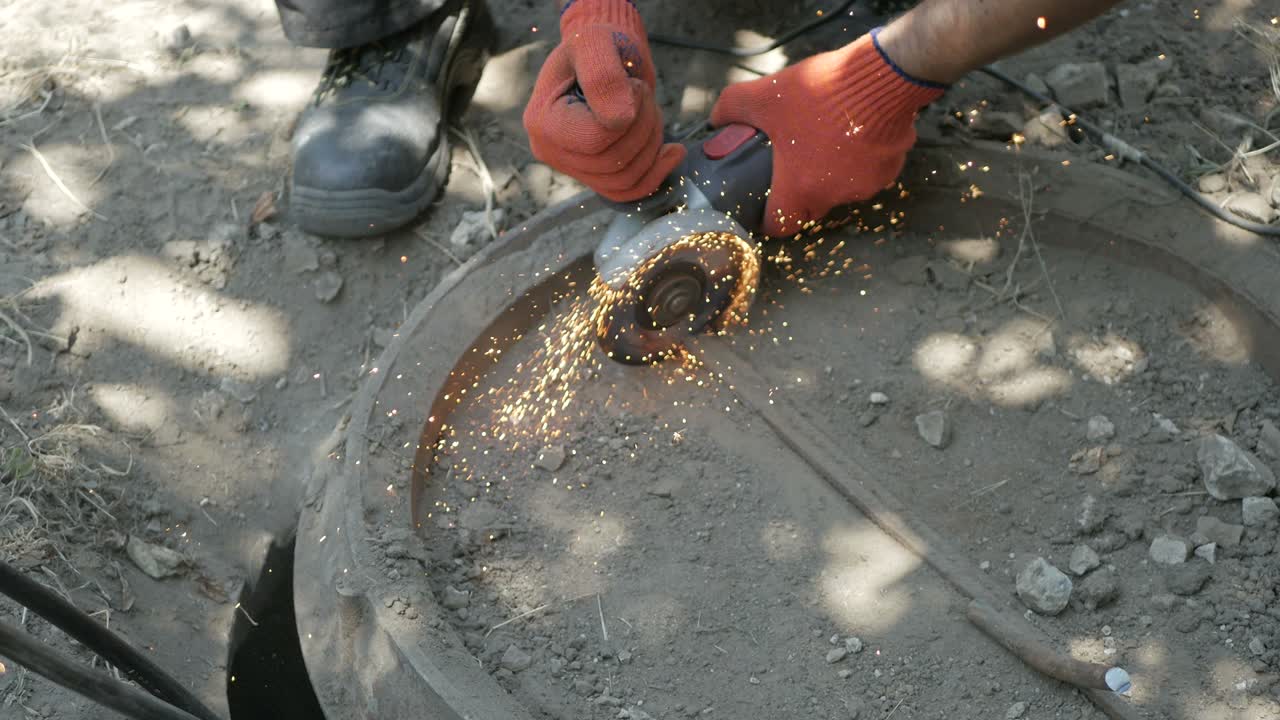 el hombre trabaja en sierra circular. las moscas de chispa de metal caliente.