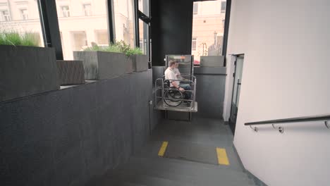 ascensor especial para la persona con una discapacidad física. un hombre en silla de ruedas utiliza un ascensor especial