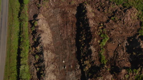 disparo aéreo de arriba hacia abajo sobre un pedazo de tierra excavado
